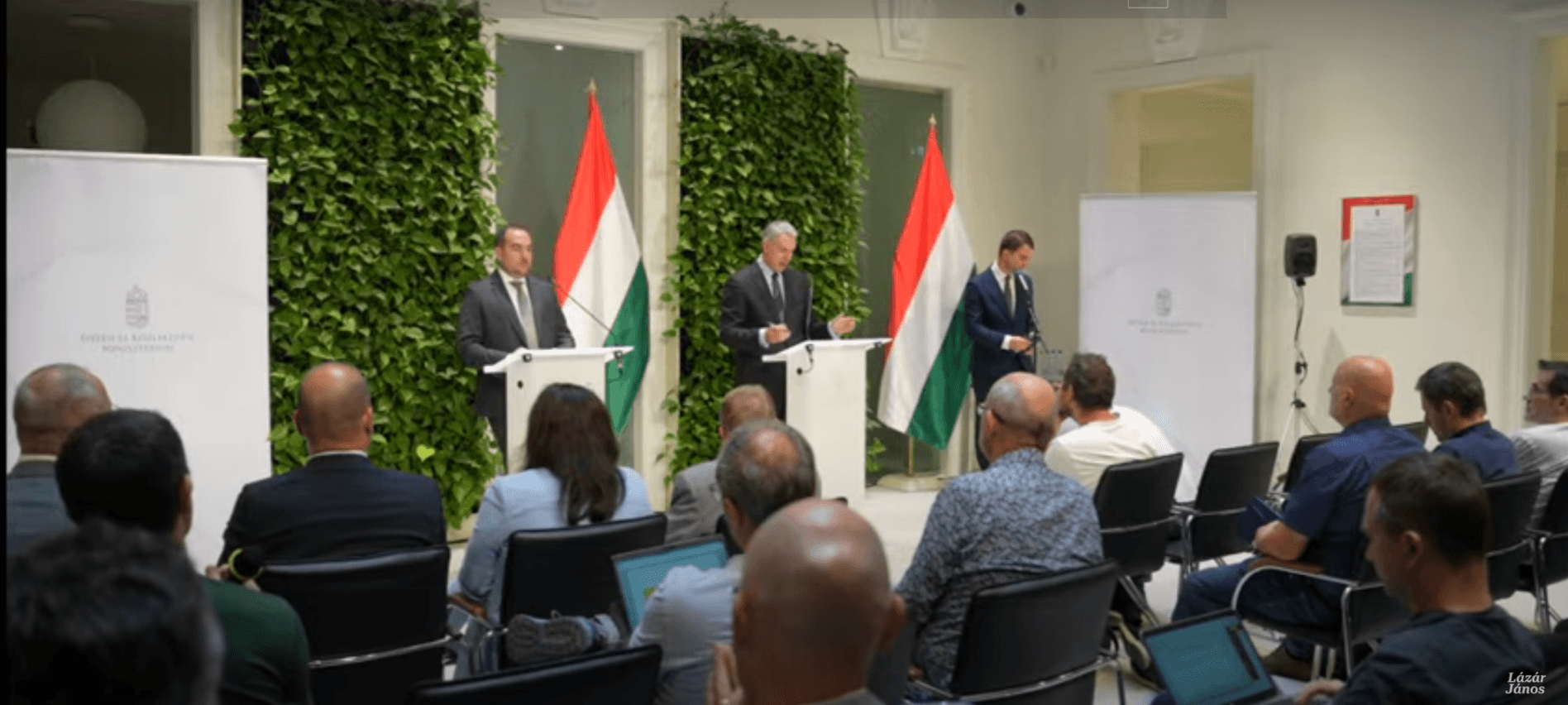 Lázár János: „Nincsenek preferenciáim mozdonyügyben, nők ügyében vannak”