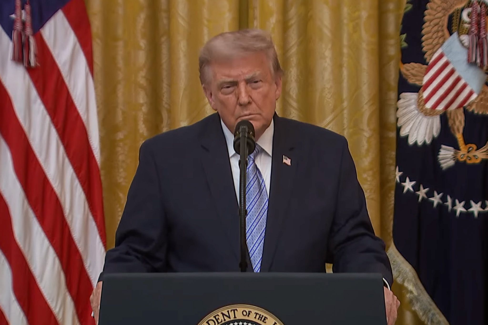 Trump a tévécsatornák engedélyének visszavonásával fenyegetőzik