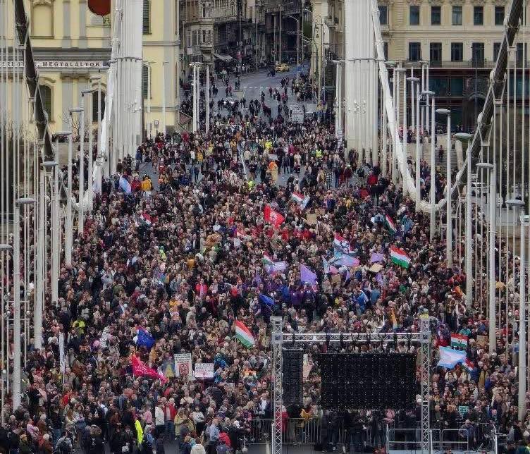 Jövő hétre folytatást ígértek - négy hidat is lezártak a gyülekezési jog szigorítása elleni tiltakozáson