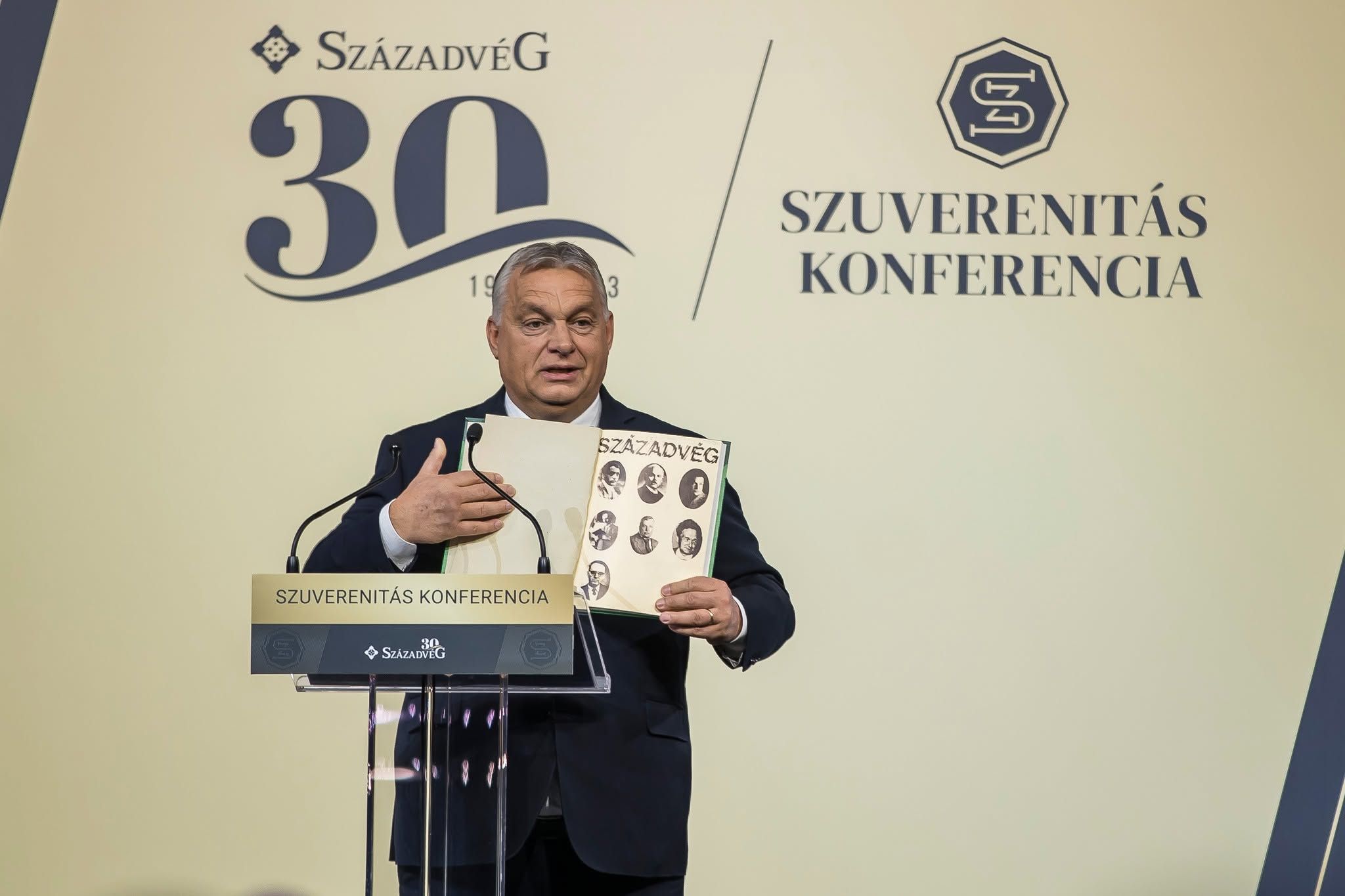 A választás előtt milliárdok mentek a Századvég kutatásaira