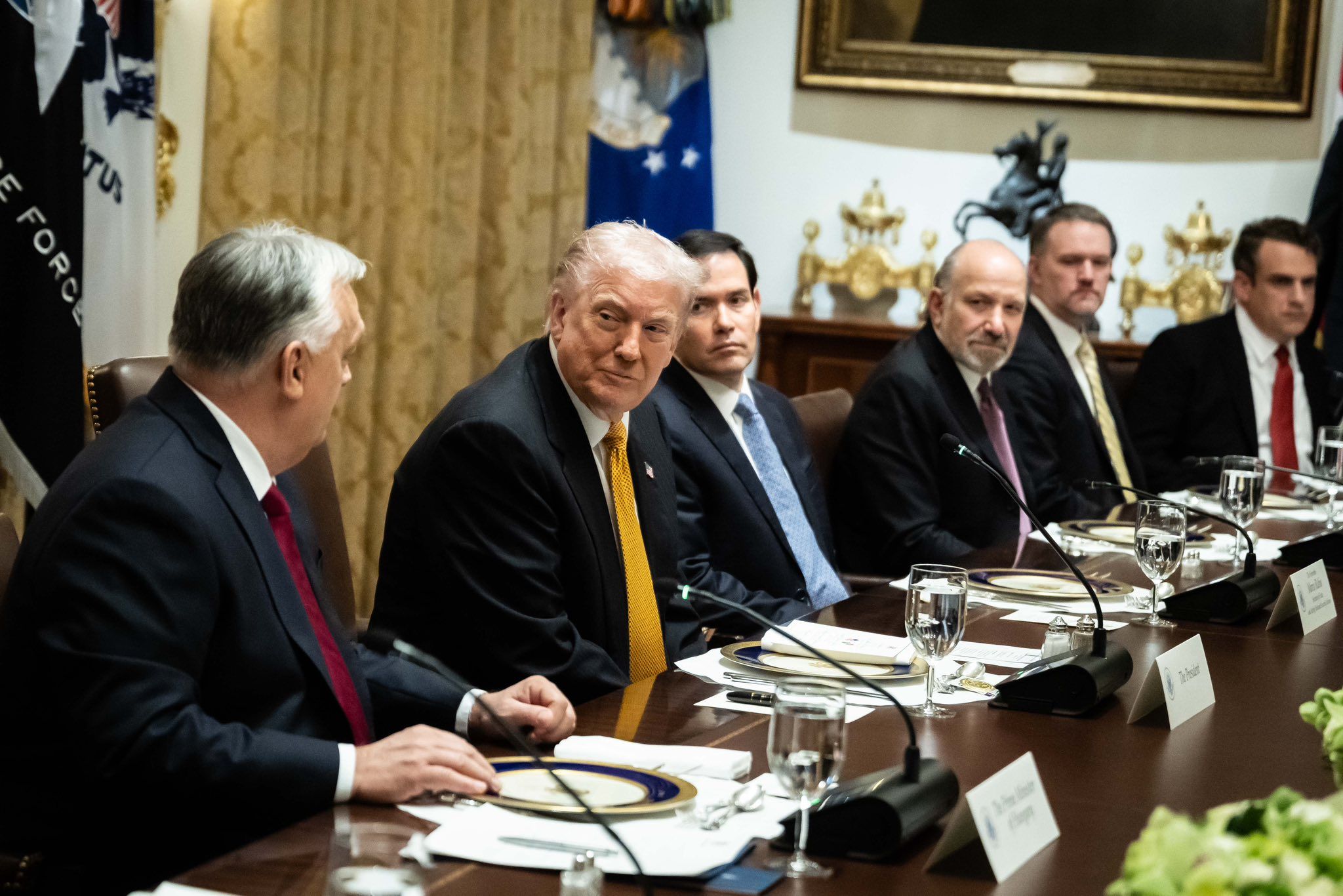Trump nagyon megdicsérte Orbánt, aki Amerikában is rezsiharcot vívott