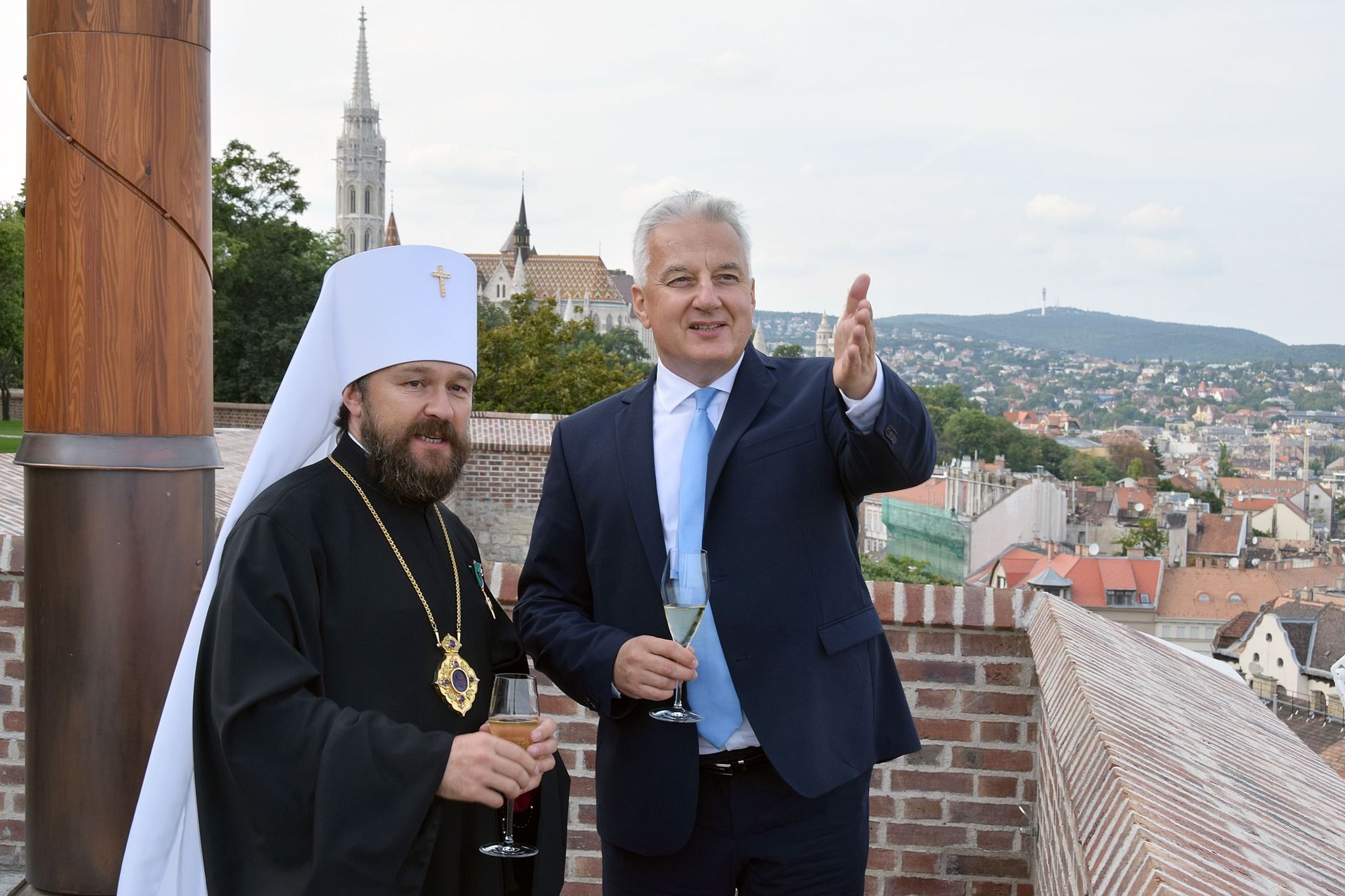 Semjén barátja Csehországban sem fért a bőrébe: kábítószergyanús anyagot találtak Hilarion metropolitánál