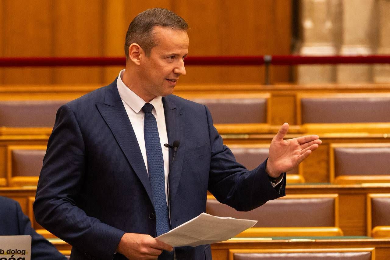 Toroczkai a házszabályra hivatkozva kerülgette, miért maradt ülve a Mi Hazánk a roma holokauszt áldozatainak emlékére