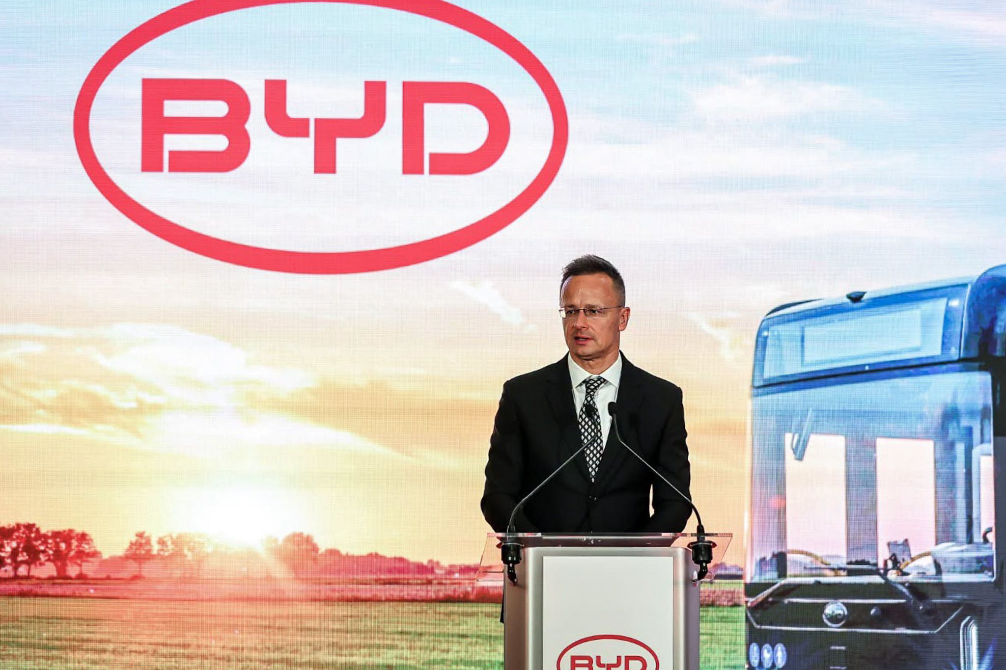 Szijjártó BYD-s karrierváltása kísértetiesen idéz egy húsz évvel ezelőtti német botrányt
