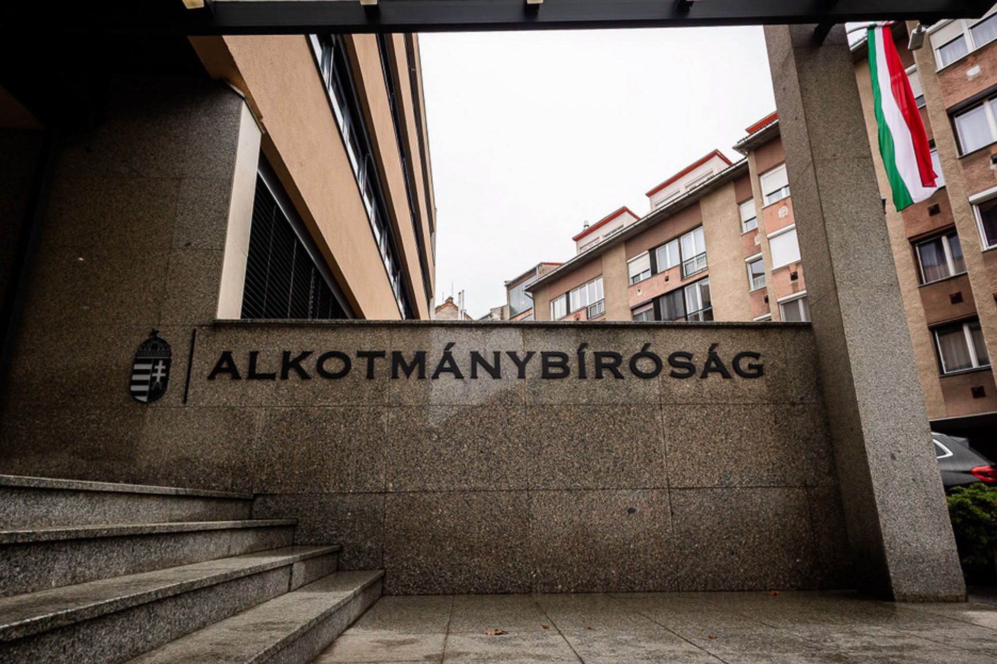 Az Alkotmánybíróság szerint nem zárhatta volna el a kormány az önkormányzatokat a bíróságtól