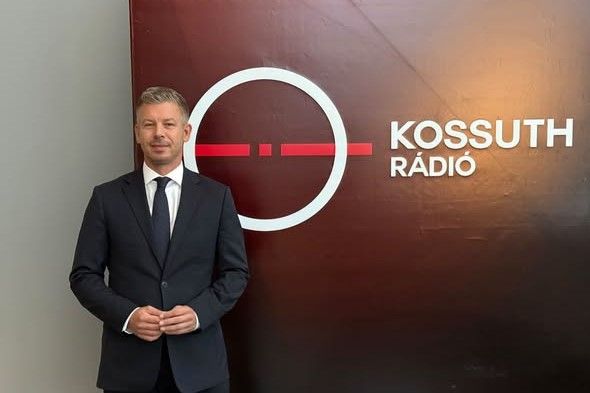 Családi pótlék, örökbefogadás, parlamenti stílus - Magyar Péter első interjúja a megújuló közmédiában