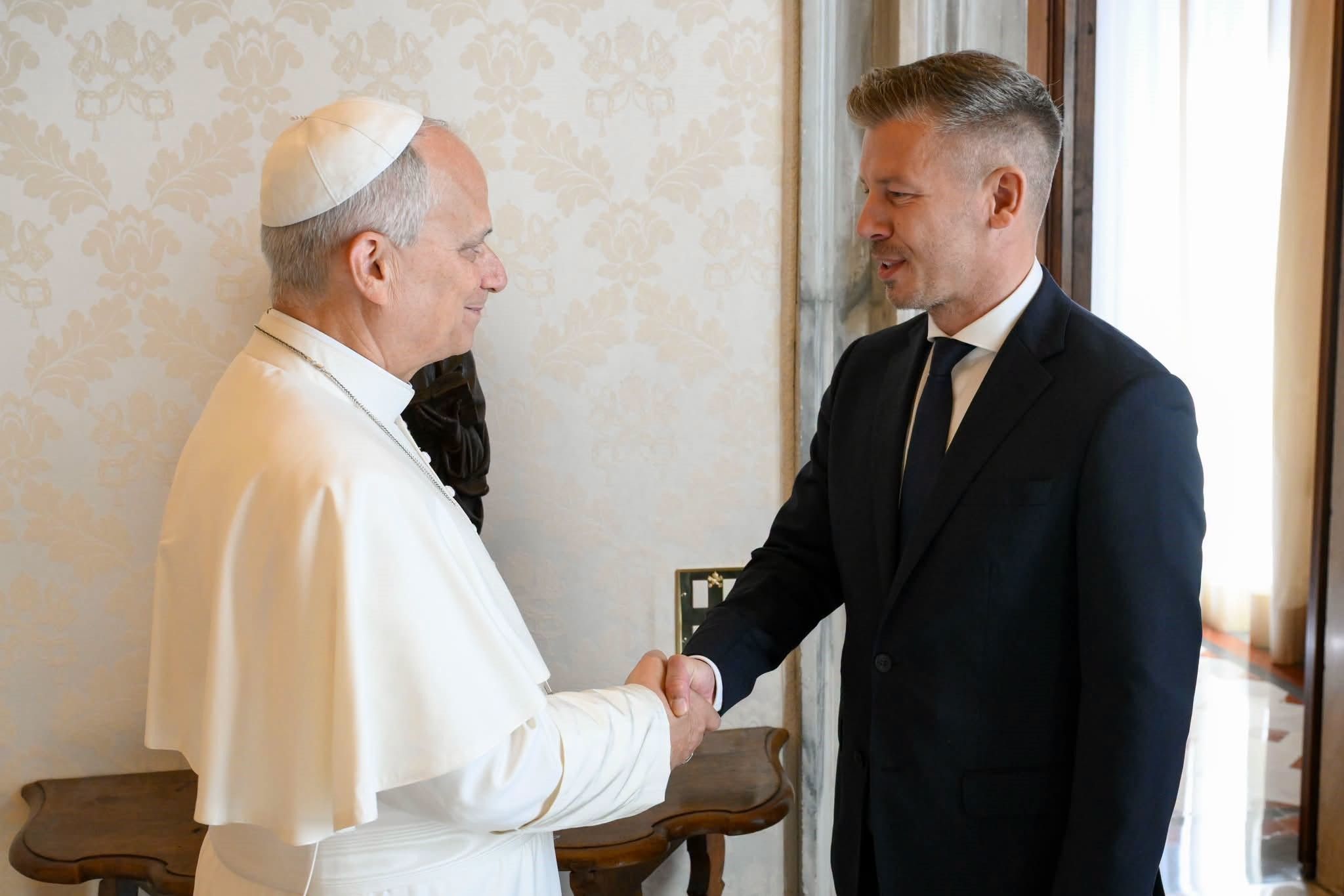 A rendszerváltásról is beszélt Magyar Péter a pápának a Vatikánban