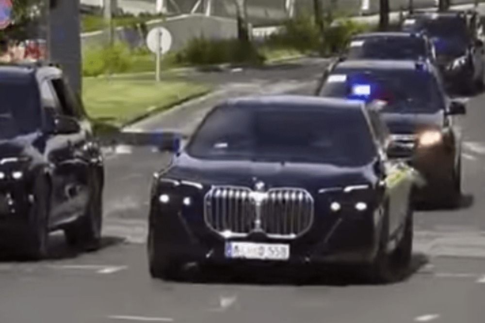 Válaszolt a TEK: Orbán Viktor páncélozott luxuslimuzinjának tényleg volt egy dublőre!