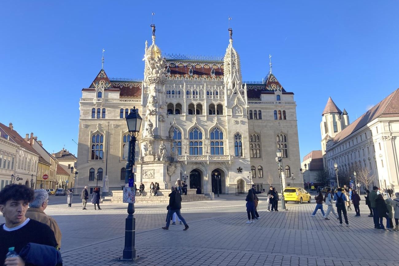 Ment a luxizás a Várban – milliárdokat költöttek kanapéra, tálalóasztalra a BM-nek szánt épületben
