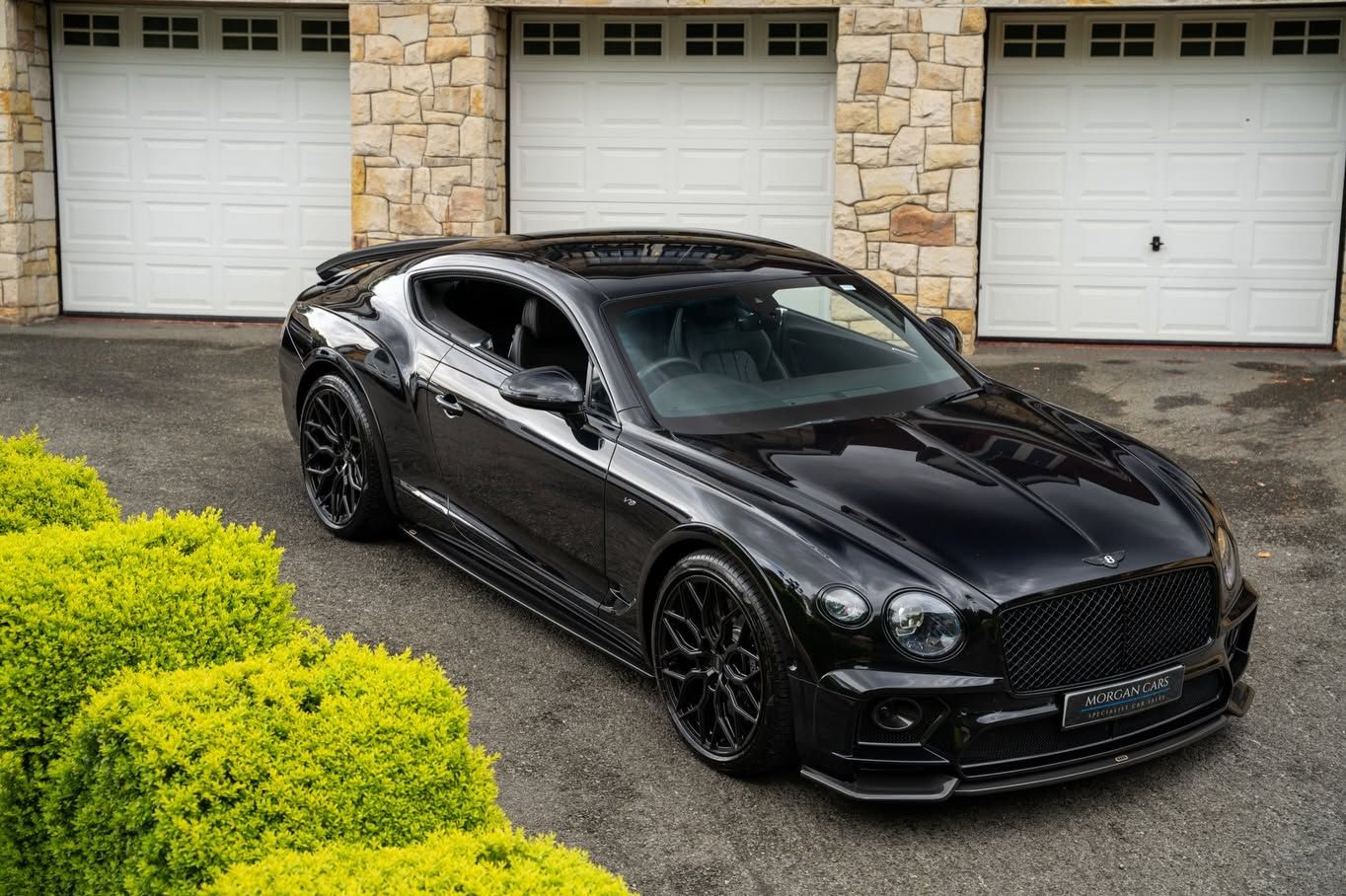 Kialakult a mesterhármas mezőnye: a két Ferrari mellé egy Bentley is beparkolt