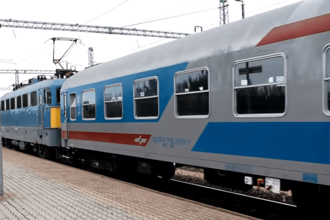 Abszurdisztán Expressz: félmillió forintos büntetés a MÁV-tól, ha a diákjaimmal nem szállunk le a vonatról a határon