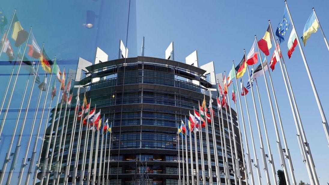 Röpködtek a jelzők Orbánék felé az Európai Parlamentben: Putyin láncos kutyái, árulók és seggnyalók