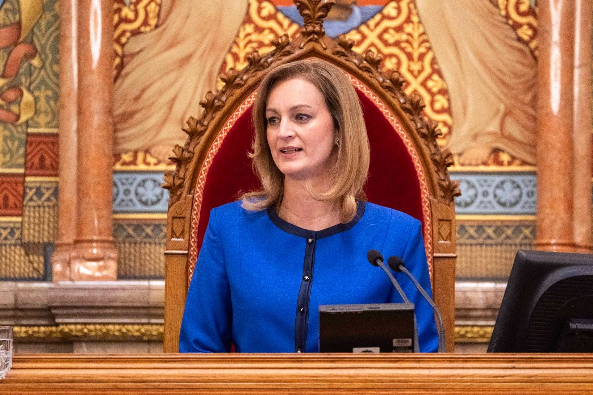 Forsthoffer Ágnes arra kéri a távozó képviselőket, ajánlják fel jótékony célra a végkielégítésüket