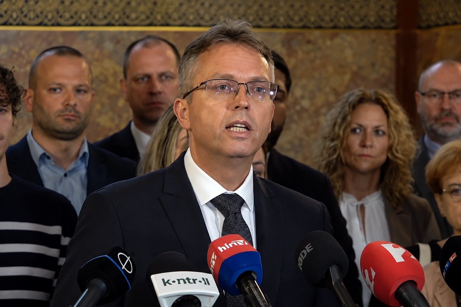 Most aztán tényleg szorul a hurok Hankó körül: választókerületekre szabhatták az NKA milliárdjait