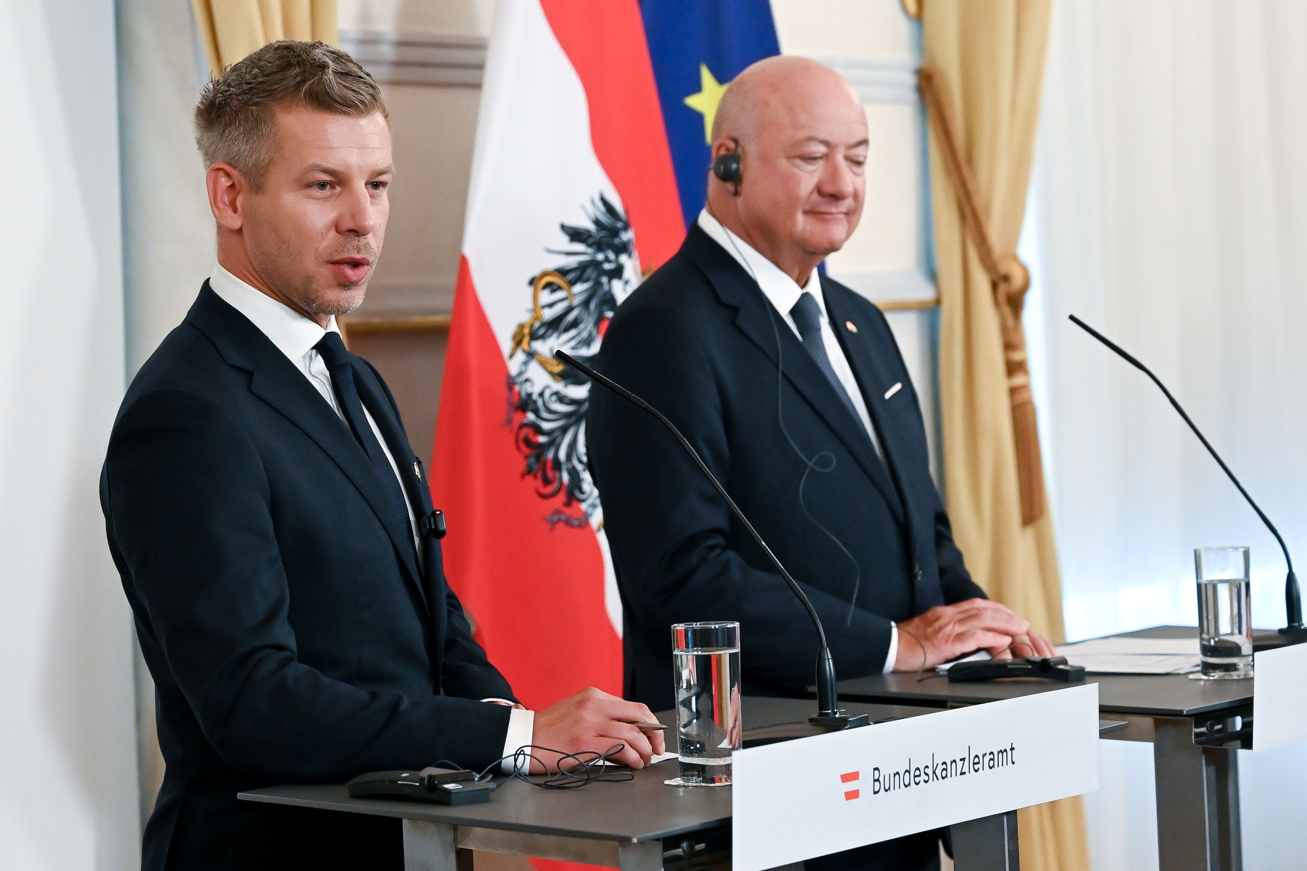 Magyar Péter V4-csúcsot kezdeményez, közben adókról, vasúti együttműködésről és az azbesztügyről is beszélt Bécsben