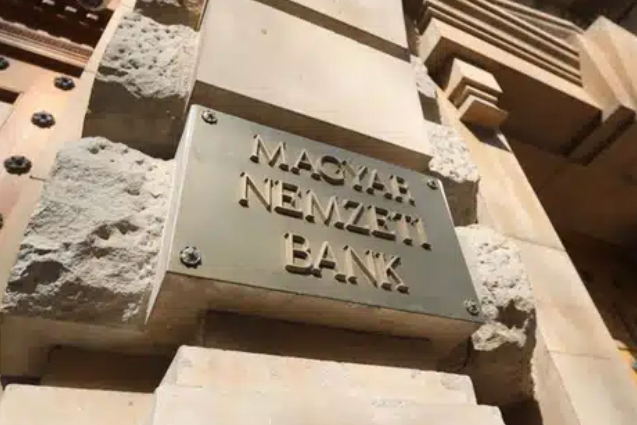 Feljelenti saját ingatlanos cégét a Magyar Nemzeti Bank több ingatlanjuk értékvesztése miatt