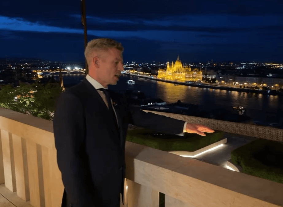 Magyar Péter tárlatvezetést tartott a Karmelitában 