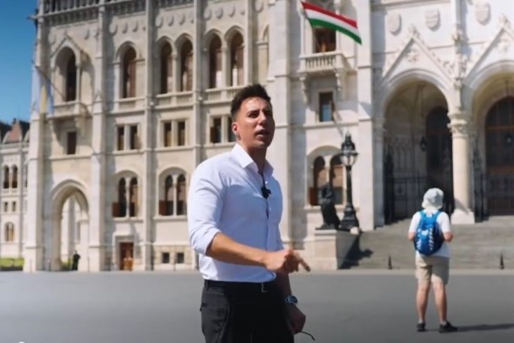Radnai Márk az Országház előtt kiabálva jelentette be, hogy elindult a Közhang