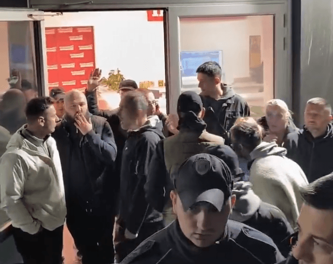 A szerb ellenzékiek nem vártak: utcára rángatták a propagandacsatorna főszerkesztőjét