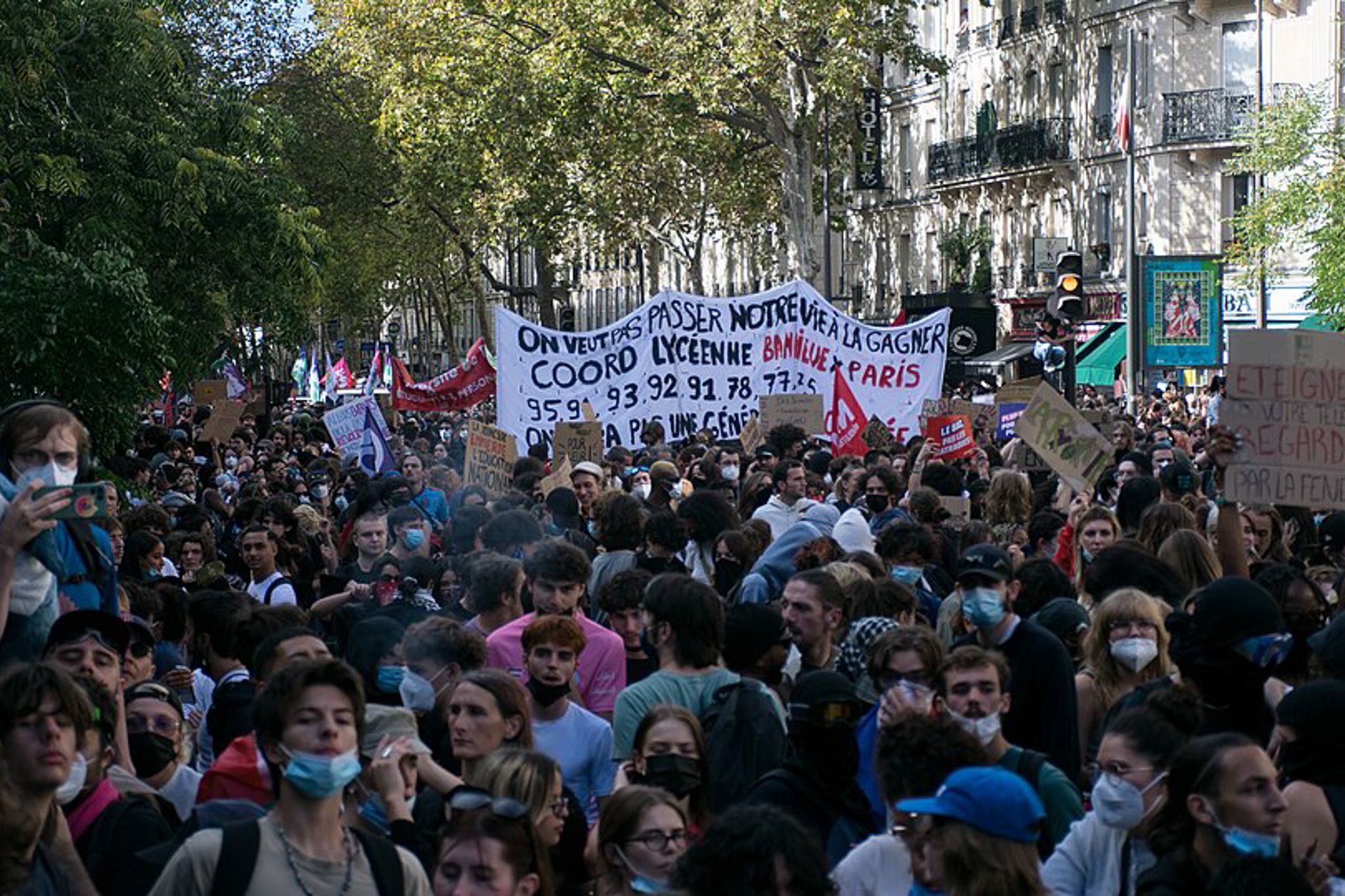 Manifestation_lycéenne_et_étudiante_du_6_octobre_2026_à_Paris_013-2.jpg