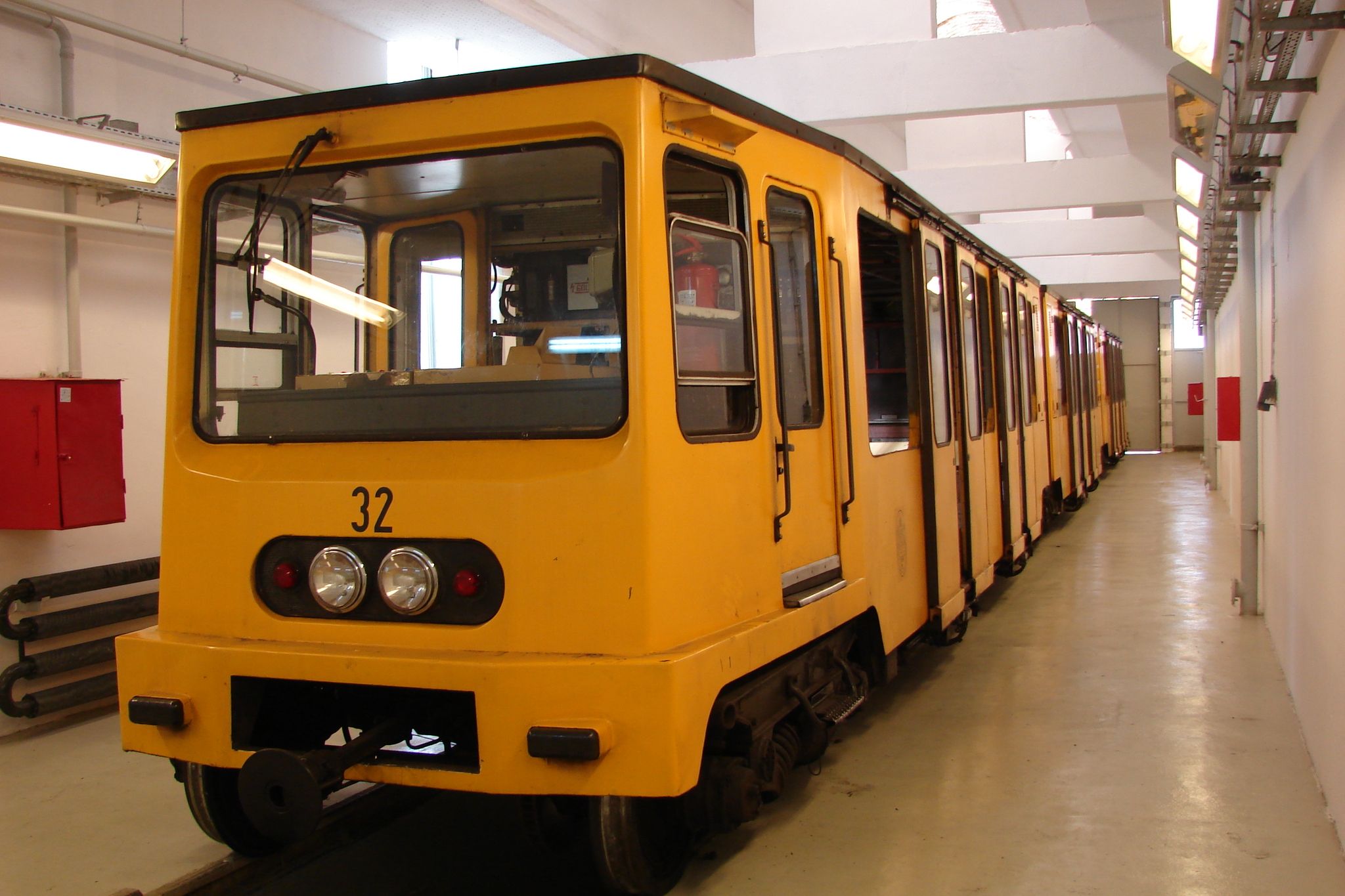 Mexikói_út_járműtelep,_Budapest_metro1 kisföldalatti szerelvény wikipédia.jpg