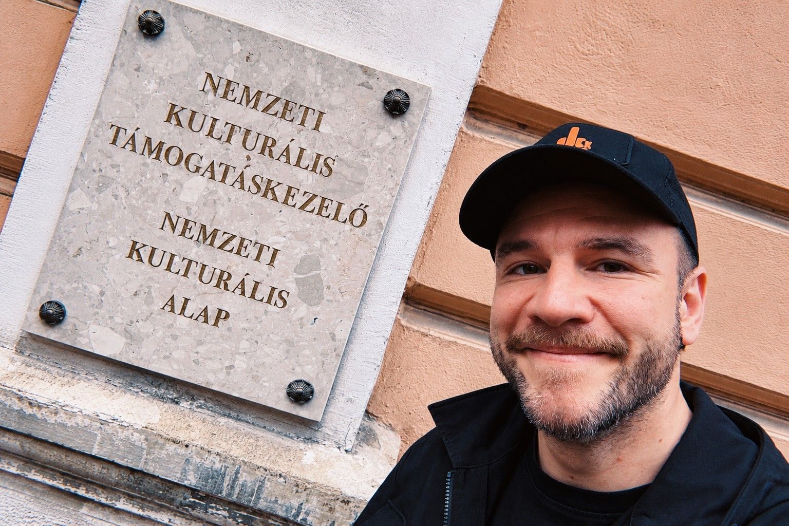 Molnár Áron Orbán Viktort kérdezi fel, miután újabb bizonyítékokat mutatott be az NKA-ügyben 