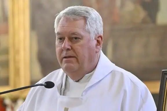 Arccal a NER-kasszához hirdette az igét a fideszes Osztie atya