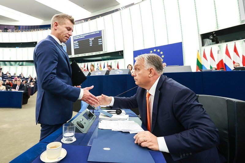 Kéthónapos fáziskéséssel próbálta felkérdezni Orbán Viktor Magyar Pétert a migrációs paktumról