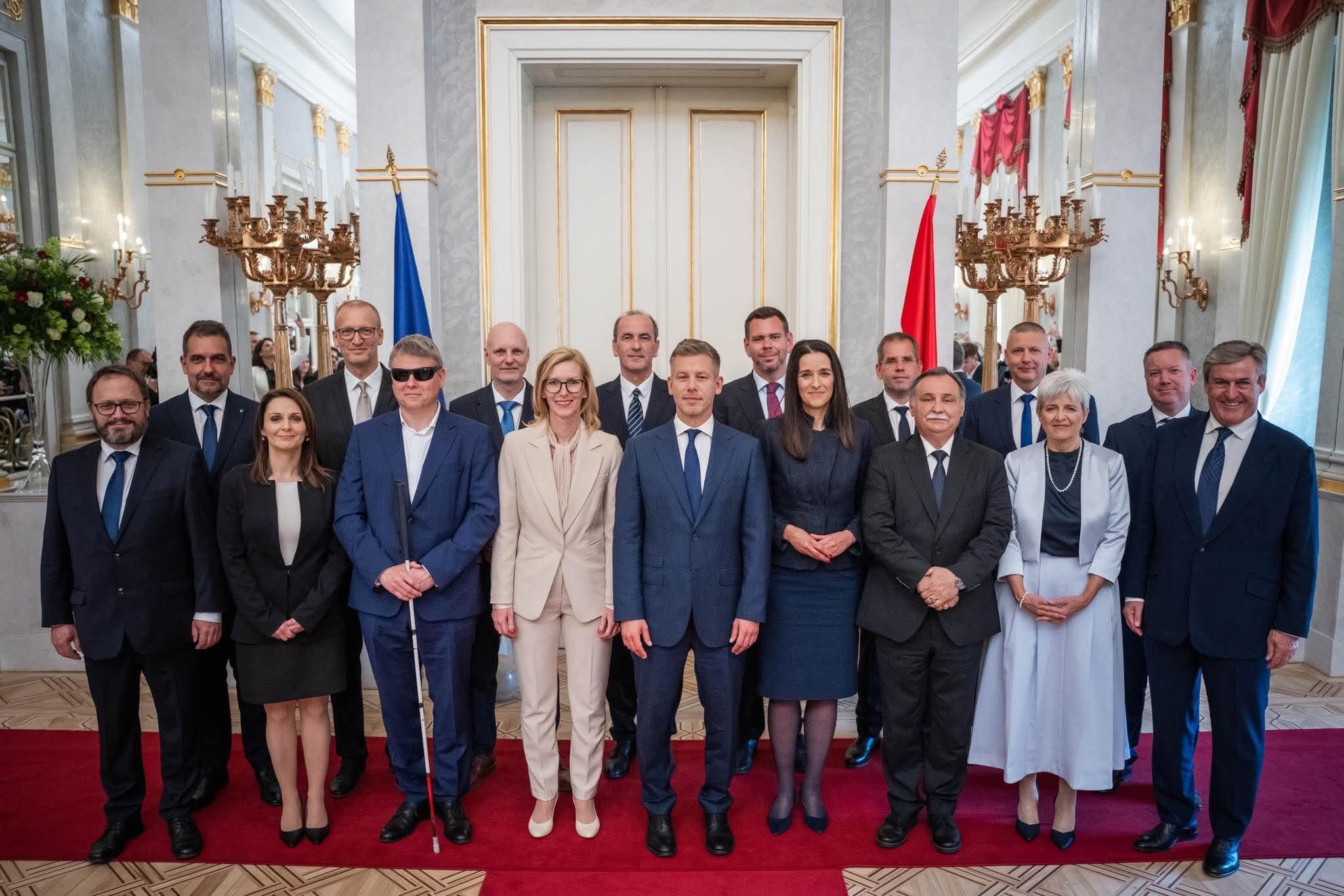 Magyar Péter közel négymillióval keres kevesebbet, mint Orbán Viktor