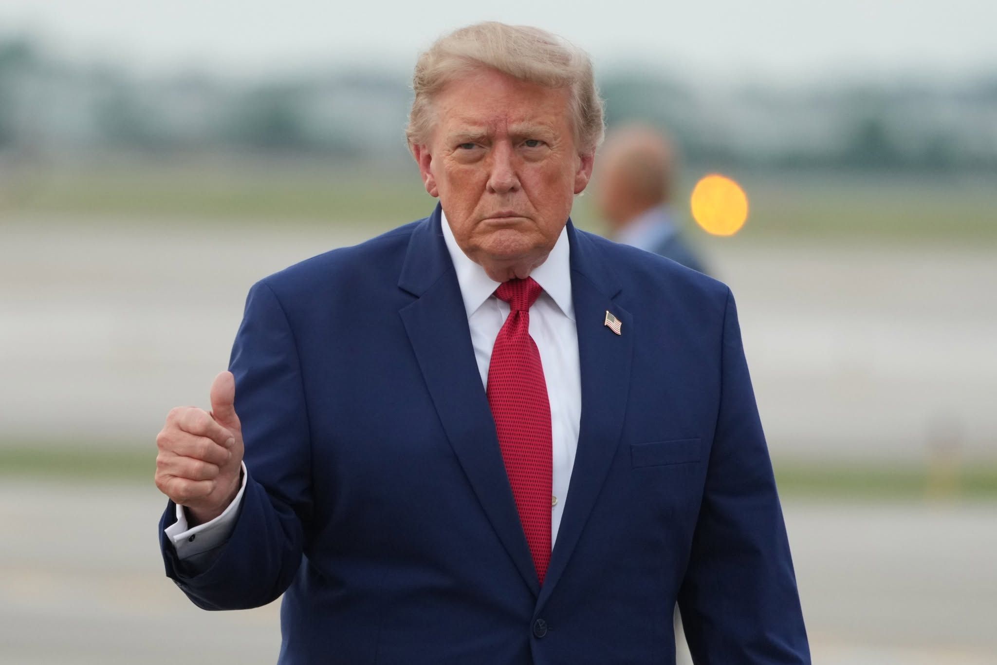 Történelmi mélyponton Trump népszerűsége