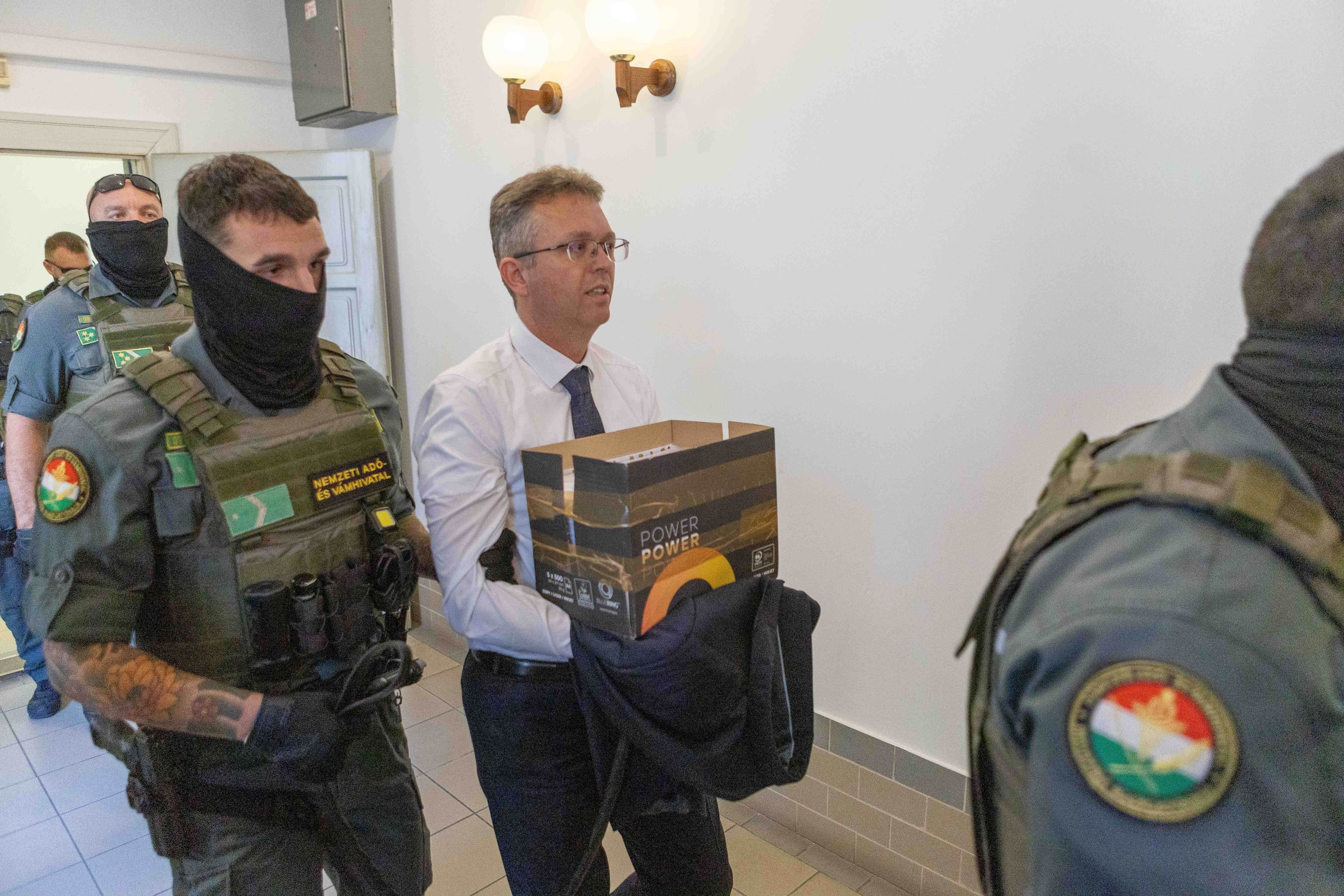 Orbán miniszterei már bilincsben