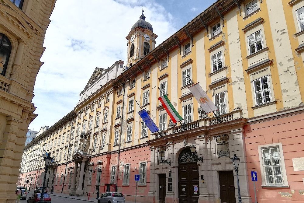 Tologatja a pénzt a főváros, nehogy megboruljon a költségvetése