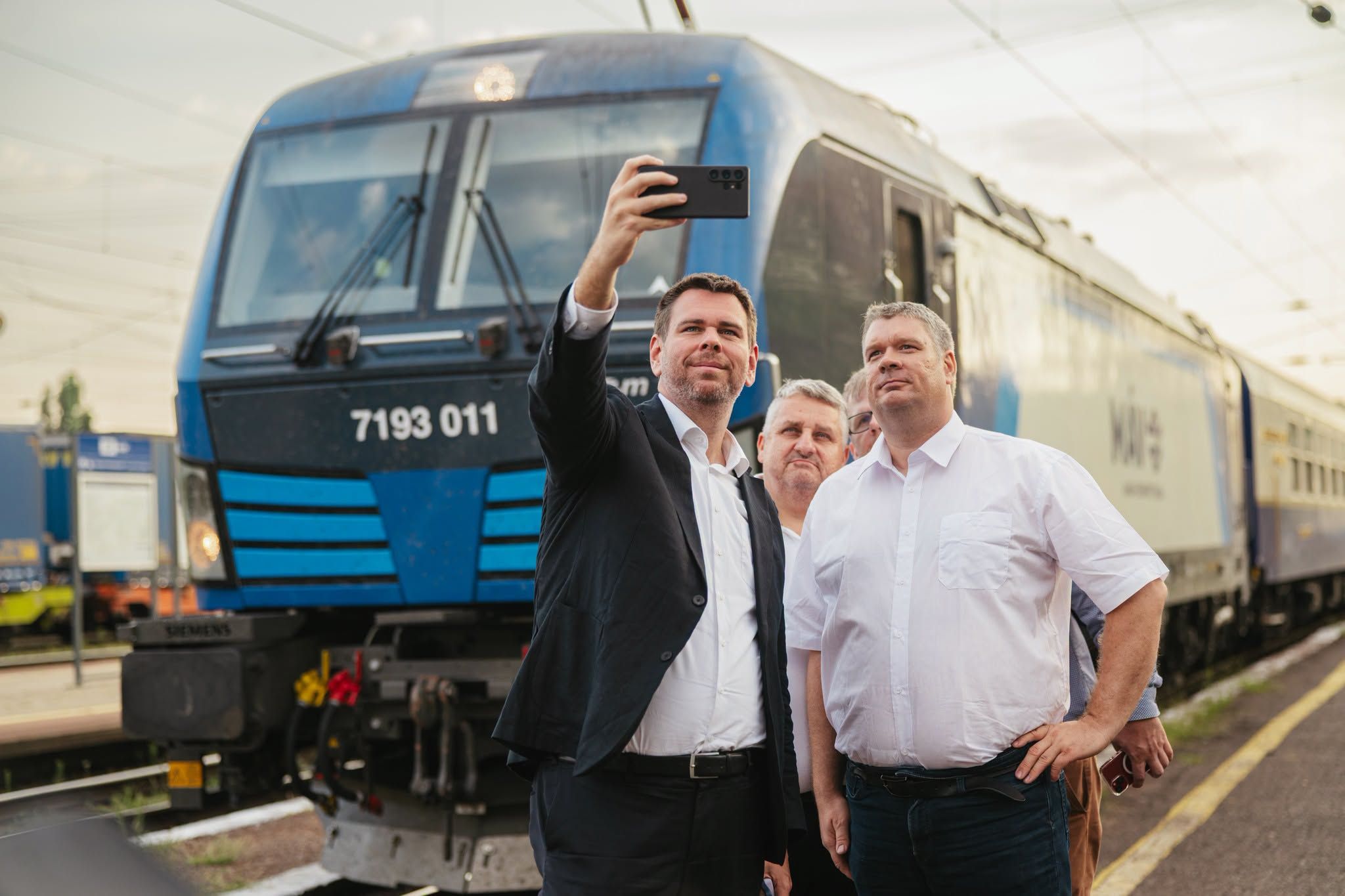 „DJ Oti megdolgoztatta a tömegközlekedést” – nagy változásokat jelentett be Vitézy Dávid