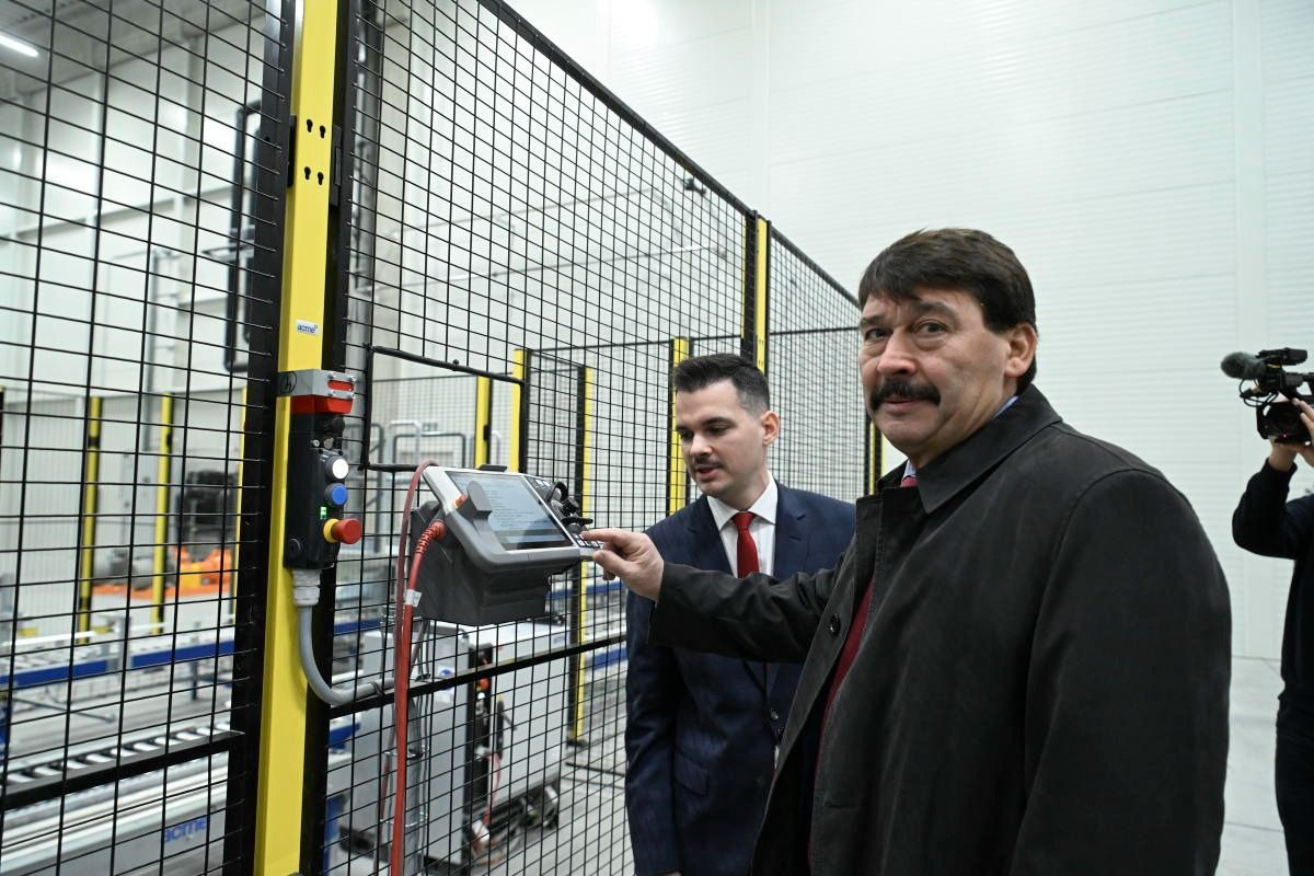 Papcsák Ferenc érdekeltsége végzi az Áder János alapítványához is köthető lárvagyár felszámolását