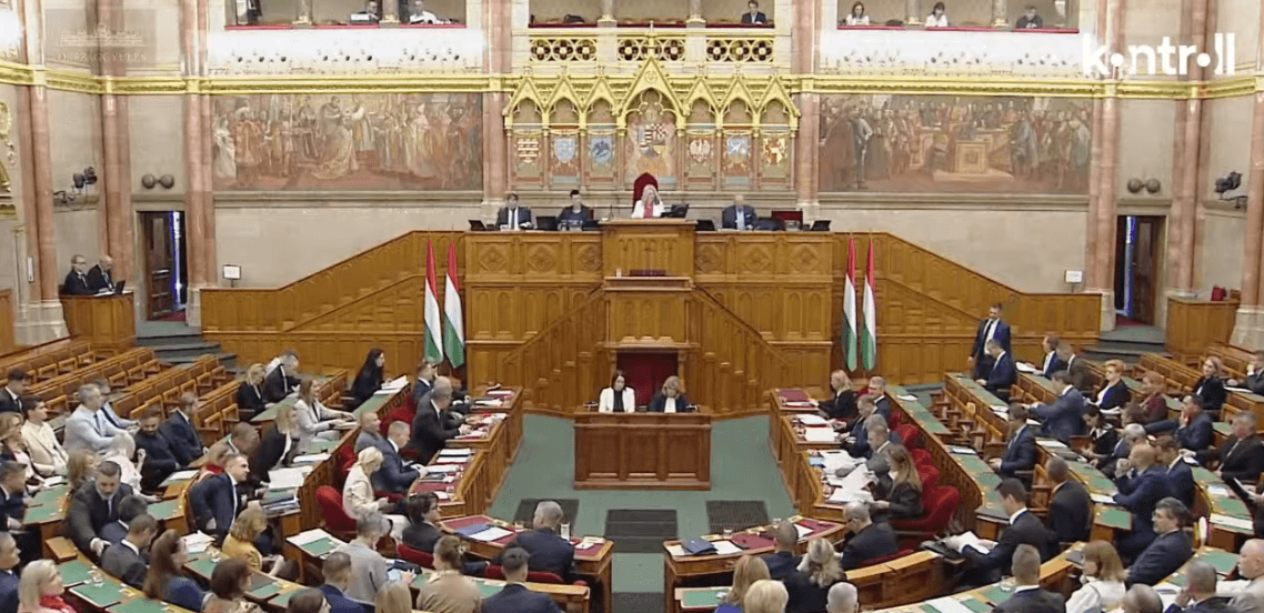 ÉLŐ: Szócsata a parlament rendes ülésén