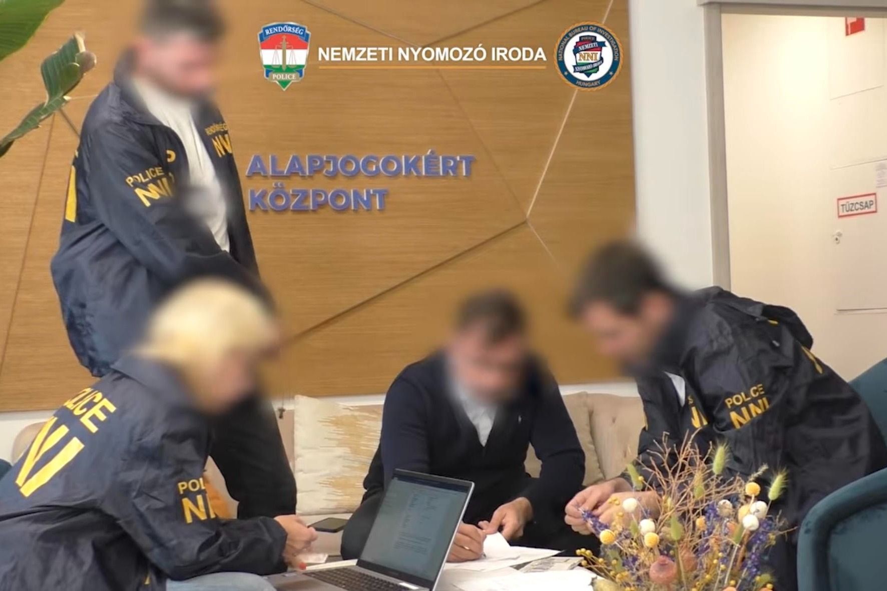 Házkutatást tartottak az Alapjogokért Központ háttércégénél, a Fidesz szerint politikai támadás zajlik