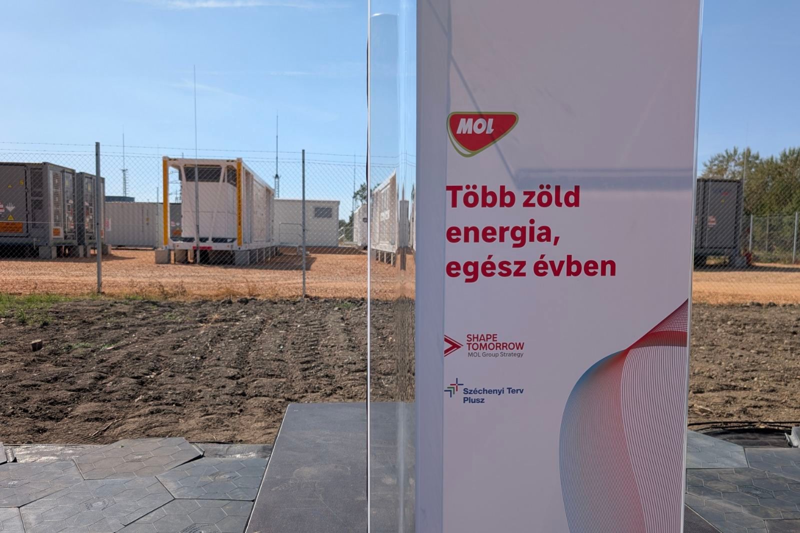Új napelemparkot és energiatárolót adott át a MOL Algyőn