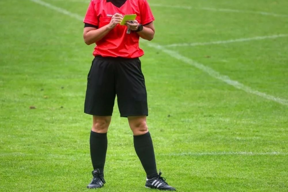 Szabálykönyv, FIFA, bírók és káosz