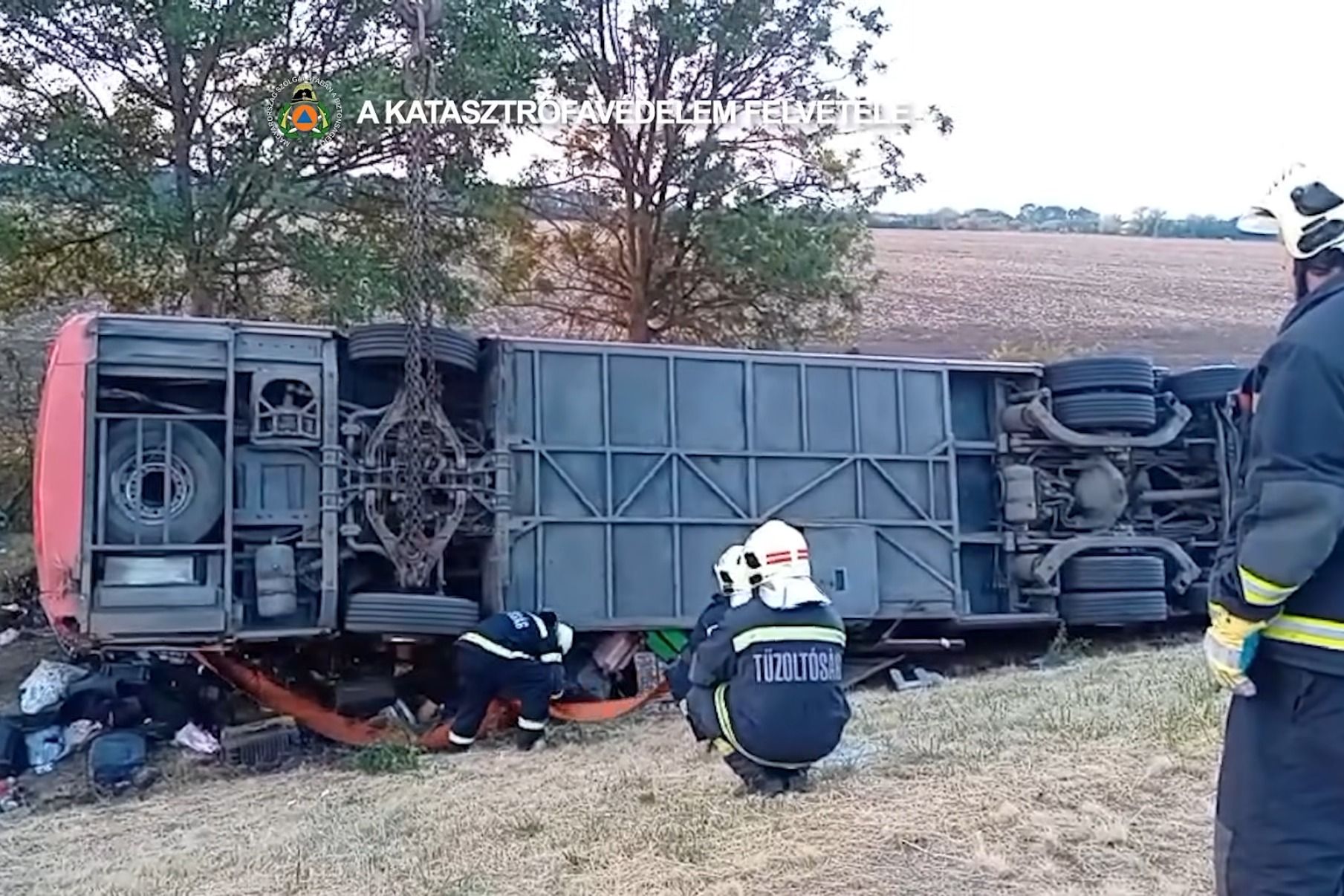 Tizenketten haltak meg az M3-as autópályán történt buszbalesetben