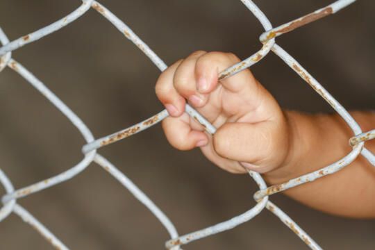 Hazugság, figyelemelterelés - reagált a Fidesz és a KDNP a gyermekvédelem visszaéléseit feltáró újabb kormányzati jelentésre