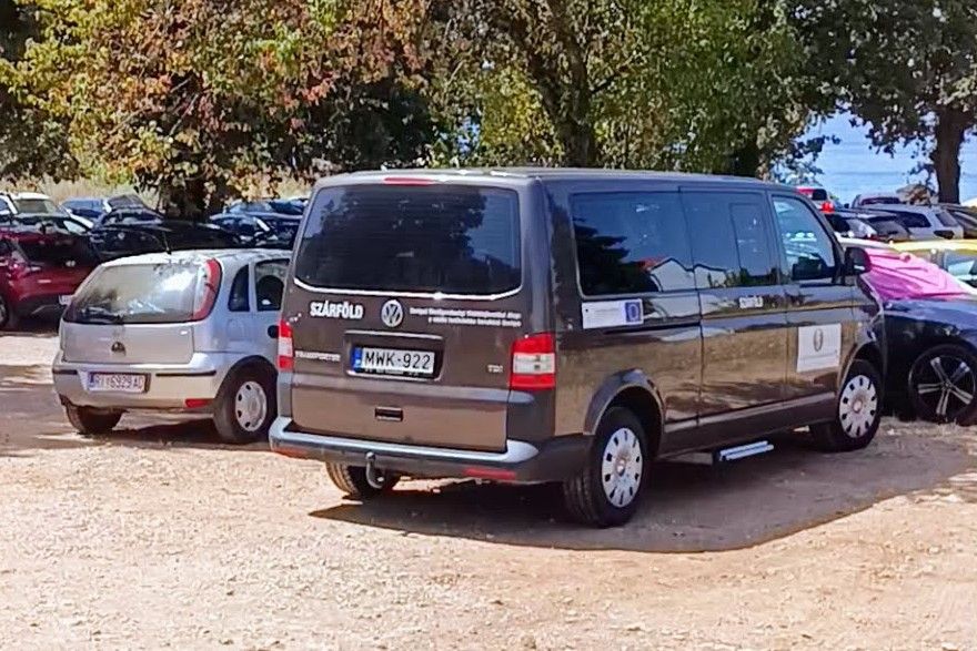 Az alpolgármester a falubusszal utazott a tengerpartra - videóval