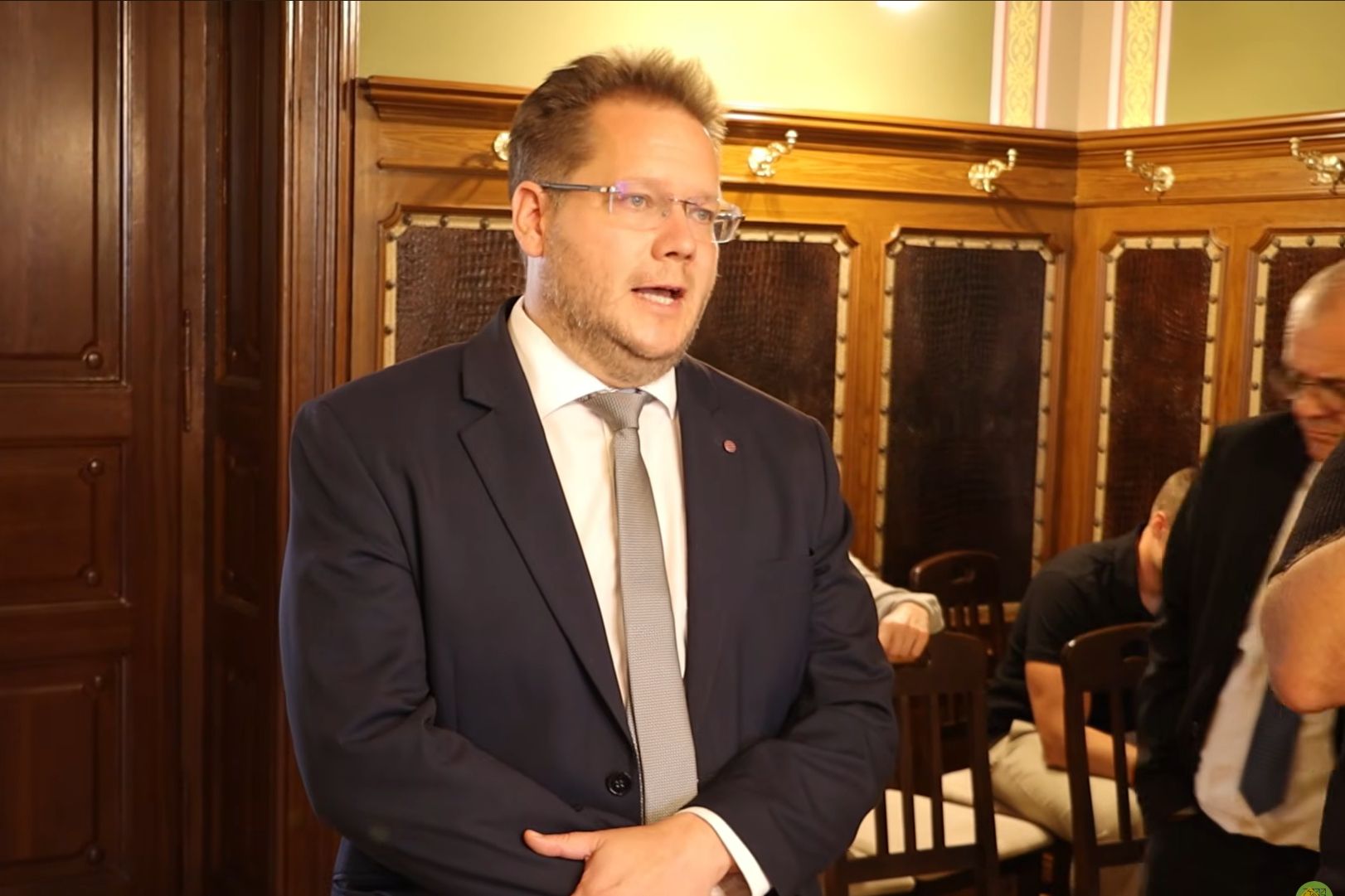 Többmilliós fizetés mellett szociális bérlakásban lakik a kecskeméti fideszes alpolgármester