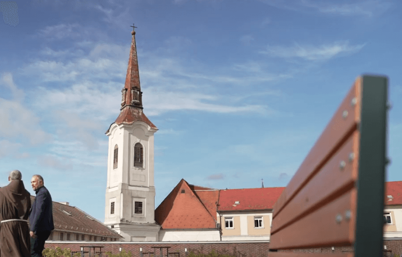 Egy prefektus vágta gyomorszájon a diákot az esztergomi ferences gimnáziumban, ahol gyakran alkalmaznak megalázó büntetést