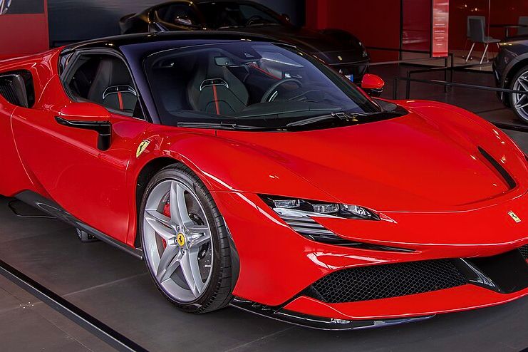Újabb Ferrarit találtak a közétkeztetésből kaszáló cég parkolóhelyén