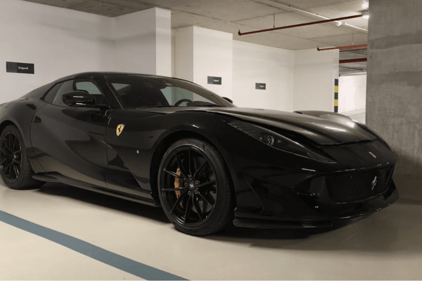 Egy 140 milliós, fekete Ferrari áll napok óta a korrupciós botrányban érintett OrganX Zrt.-nek a parkolóhelyén