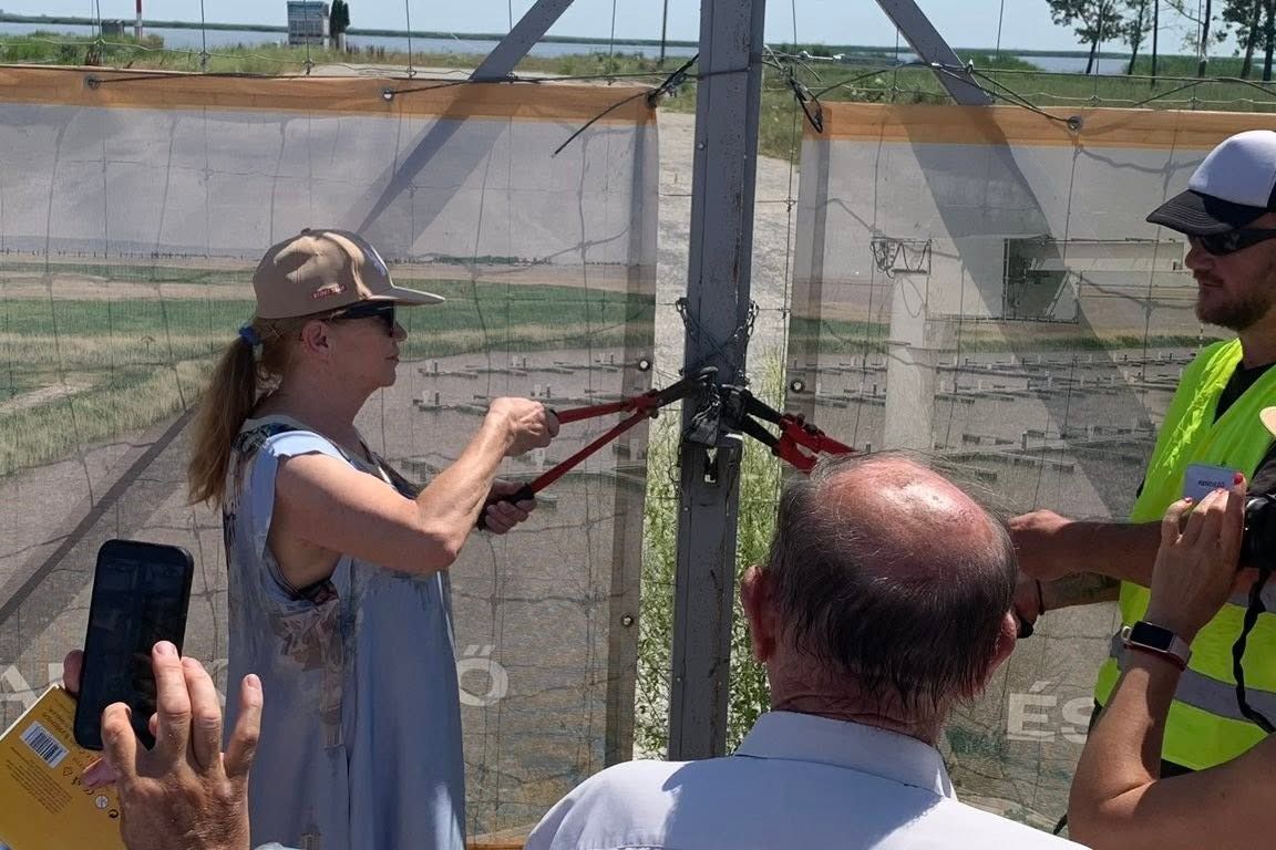 Udvaros Dorottya vezetésével léptek be civilek a Fertő tó lezárt strandjára