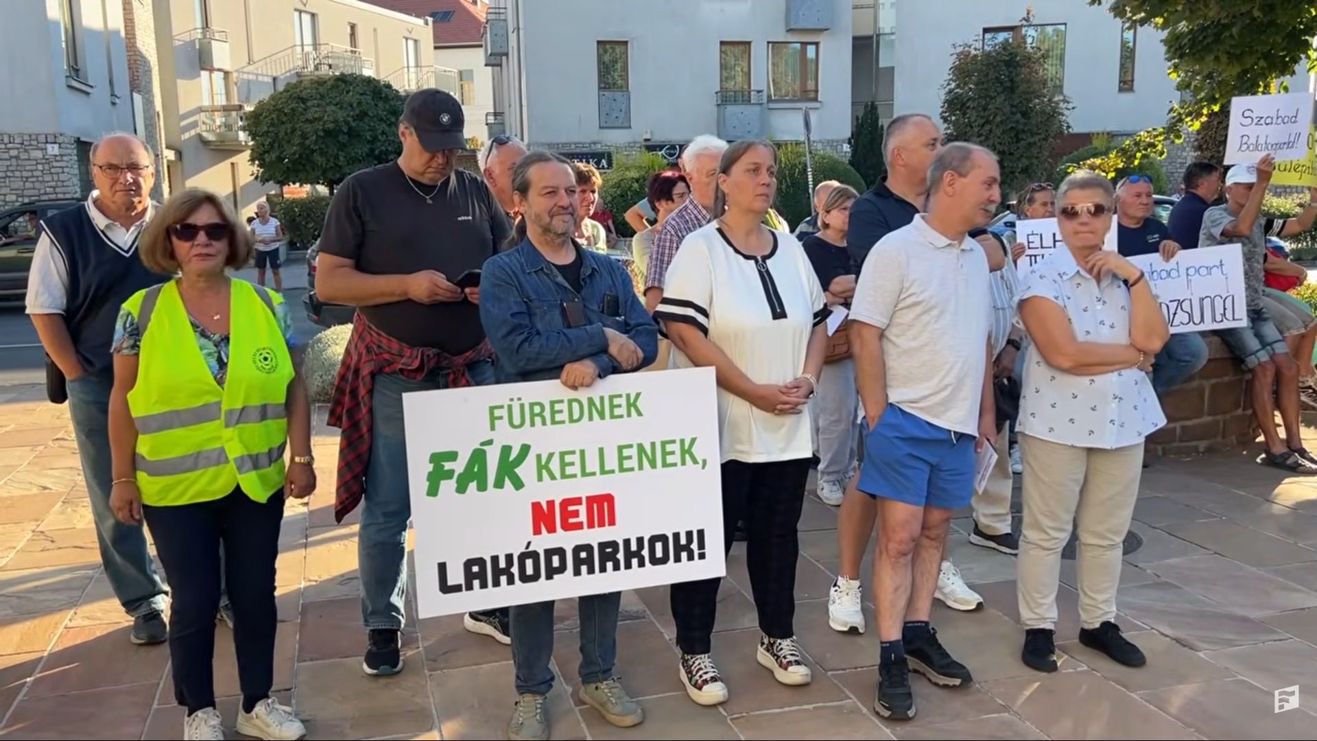 Luxuslakóparkok és a túlzott beépítés miatt tüntettek Balatonfüreden