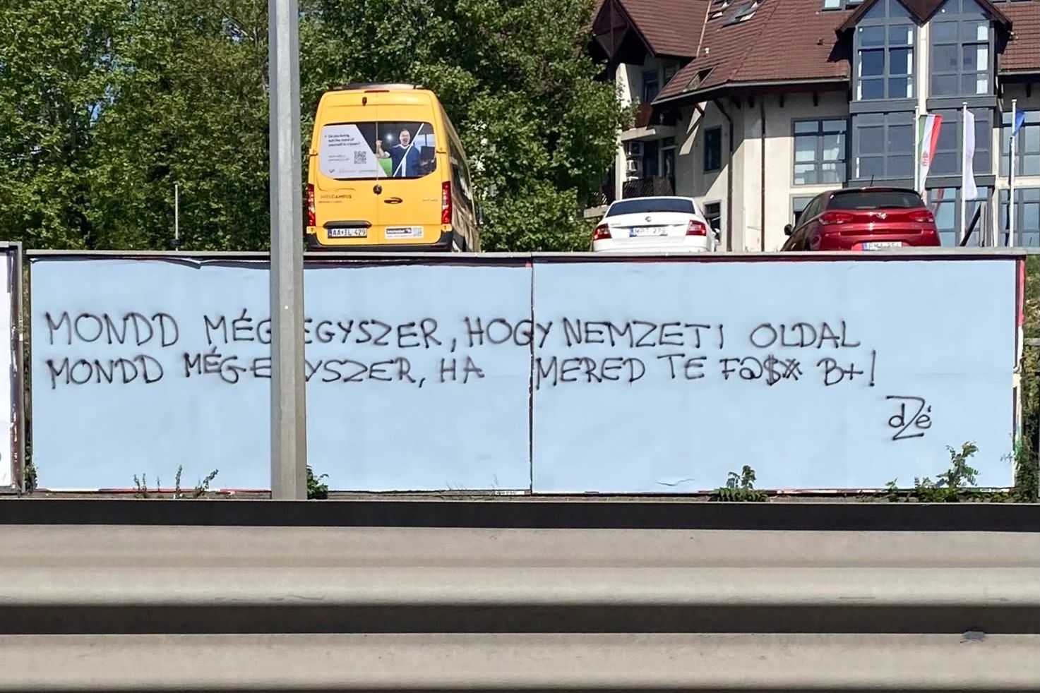 A propaganda szennyével szemben mutatott alternatívát a graffitis, aki üres plakáthelyekre fúj szövegeket