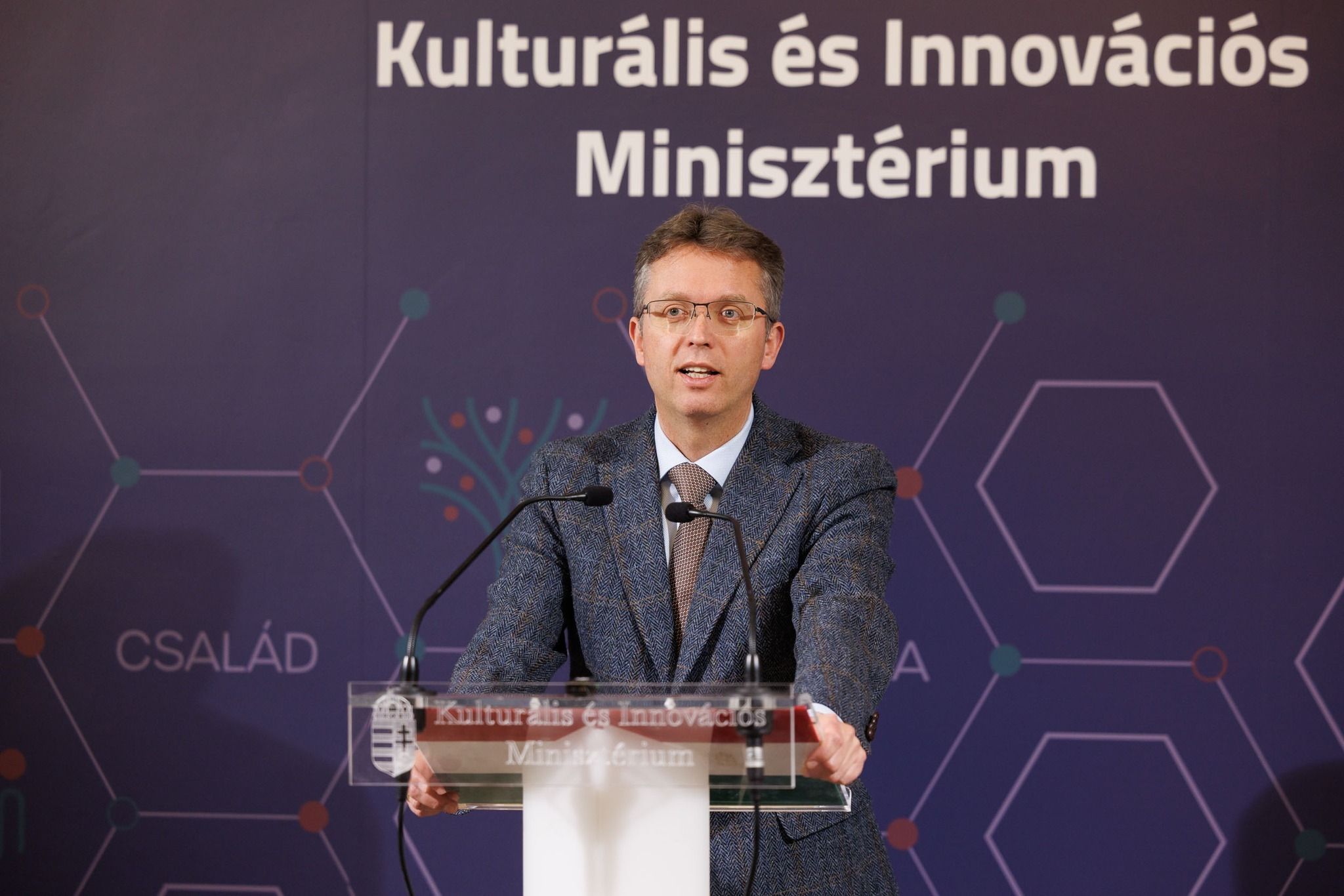 Az egyetemistáknak is kedvezne a kormány, a választások előtt megemelik az ösztöndíjakat