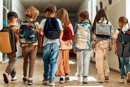 Több mese, rövidebb tanórák, minimális házi feladat - élményközpontúvá tenné az iskolát az alsósok számára a minisztérium 